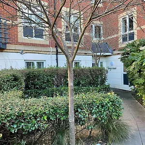 Modern 2 Bed Apt In High Street, With Private Parking And Wifi Apartment