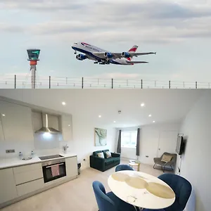 10 Min Drive To Airport - Free Parking - 15 Min Bus Ride - Ev Charge Available Apartment
